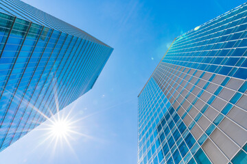 東京・秋葉原 青空を背景にした近代的な高層ビル群、ビジネスシーンのイメージ