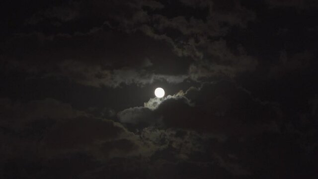 Luna tras un cielo de nubes negras