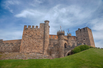 Fototapeta na wymiar murallas del castillo templario de Ponferrada, España