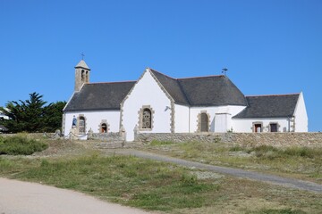 Fototapeta na wymiar church in the village of Hoedic 