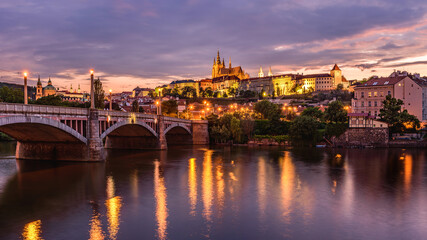 Fototapeta na wymiar Cityscape of Prague with the famous castle during sunset.