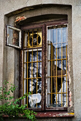 Stary budynek ( kamienica ) okno , kraty , klimatyzator, wybite szyby. Old building (tenement house) window, grilles, air conditioner, knocked glass. 