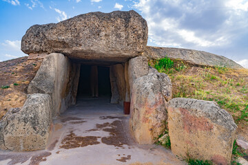 Entrada a un dolmen, tempo o monumento funerario megalítico formado por enormes losas de piedra...