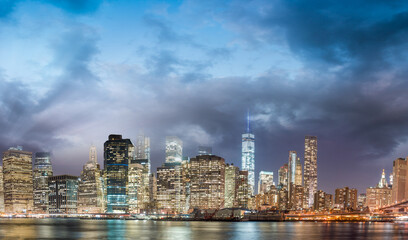 Fototapeta premium Brooklyn Bridge at twilight with downtown Manhattan