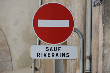 Panneau : sens interdit sauf aux riverains.