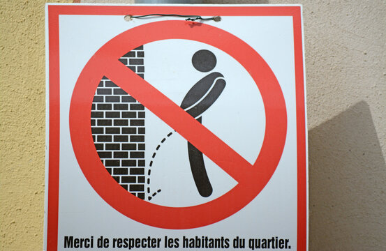 Panneau : interdit d'uriner sur la voie publique.