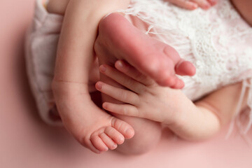 Fototapeta na wymiar a small leg of the newborn in a white scarf. soft focus