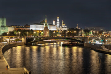 Fototapeta na wymiar Night view of the Moscow River from the Patriarshy Bridge
