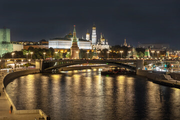 Obraz premium Night view of the Moscow River from the Patriarshy Bridge