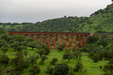 Puente de tren en la sierra