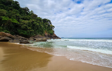 Praia com água cristalina no litoral paulista