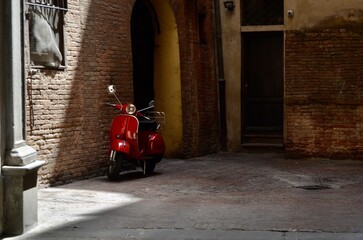 Fototapeta na wymiar Moto roja aparcada en la calle