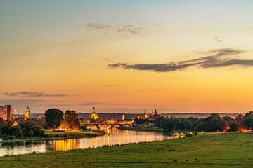 Dresdener Elbwiesen mit Altstadt bei Abendrot 2