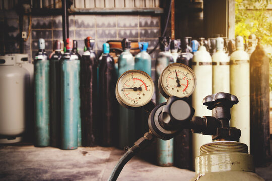 Oxygen cylinder pressure regulator and pressure gauge for safe operation are mounted on the air tank valve : Two gauge dials that show the amount of pressure in and out of the air duct.