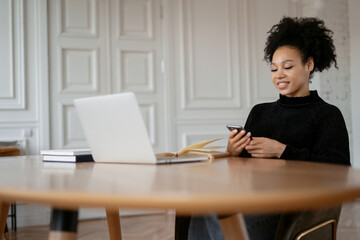 A stylish freelancer works remotely at home. Student training online on the website. A woman answers clients ' emails. The designer is a confident workplace to surf the Internet.