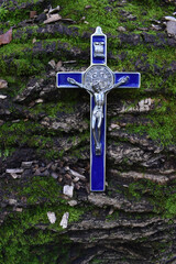 Niebieski krzyż z medalikiem św. Benedykta na naturalnym tle. - obrazy, fototapety, plakaty