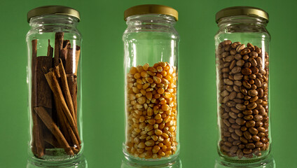Reutilização de potes de vidro comprados em lojas para armazenar outros alimentos em casa. DIY. Reutilização de potes de produtos comprados em lojas. - obrazy, fototapety, plakaty