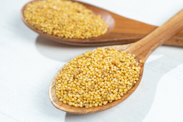 もちあわ（日本古来からの雑穀、イネ科。鉄分が多い）