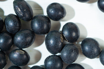 黒豆（北海道産）別名：黒大豆（くろだいず）、皮にアントシアニンが含まれる
