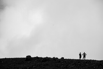 Fototapeta premium Siluetas en la montaña