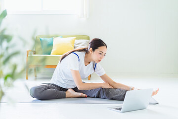 女性のおうちフィットネスのイメージ