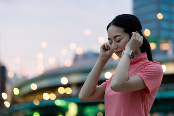 スマートウォッチを操作するスポーツウェアの女性
