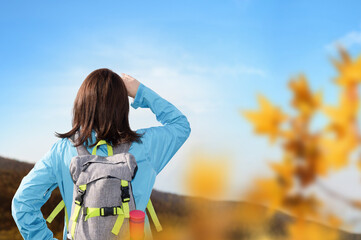 バナーに使いやすい【秋】の景色を眺める女性の後ろ姿 アップ コピースペースあり
 ※春の新緑verもあり
