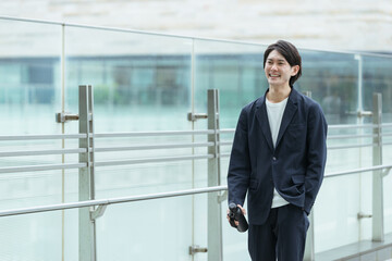 マイボトルを持ち歩く若い男性