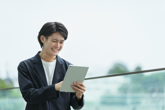 タブレットPCを操作する若い男性