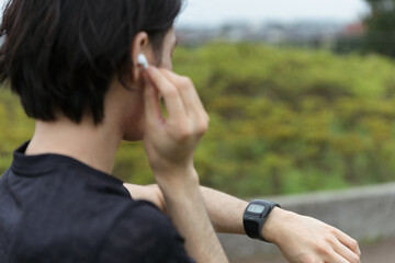 スマートウォッチの活用・運動する若い男性