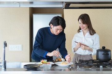 ホームパーティの準備をする夫婦（ちょっと贅沢なおうち時間）