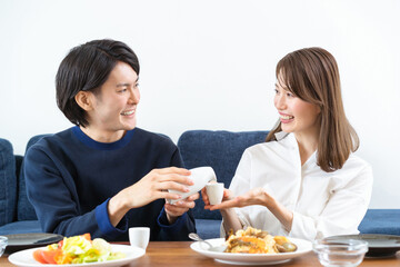 ダイニングでゆっくり食事を楽しむ夫婦