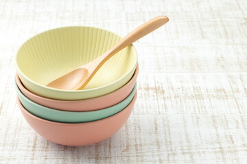 積み重ねたカラフルな器とスプーン
