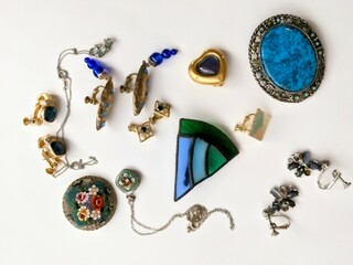  blueVarious  colored accessories