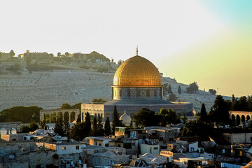 Obraz premium sunrise over The Dome of the Rock, the Temple Mount and the ancient rooftops of the old city of jerusalem, israel