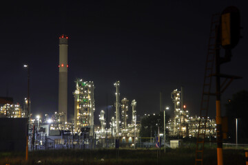 Fototapeta na wymiar Refinery of BP rotterdam in the night at Europoort Harbor