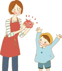 お弁当を持つ母と喜ぶ子ども。
