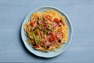 アスパラガスとベーコンのトマトパスタ