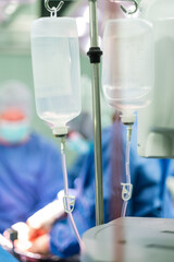 Mehrere Infusionen bei einer Operation im Krankenhaus