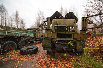 Obraz premium rusty and disassembled abandoned cars