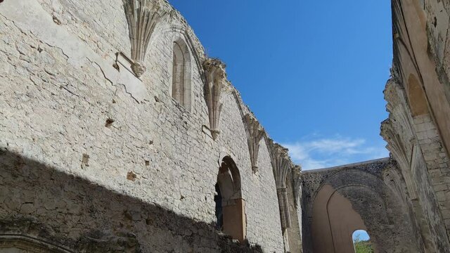 Interior nave iglesia del monasterio de La Armedilla en ruinas y sin techo, provincia de Valladolid, España