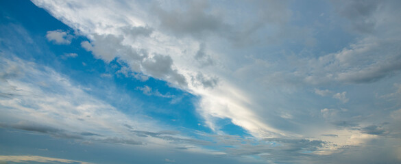 Obraz premium Blue sky background with tiny clouds for wallpaper decorative design.