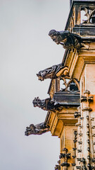 Fototapeta na wymiar プラハ城内　建物の彫像の雨樋