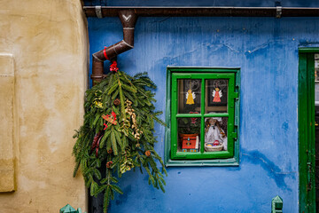 プラハ城内　青い壁と緑の窓とクリスマス飾り