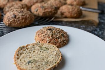 homemade glutenfreie Brötchen, mit Kürbiskernen, Leinsamen, Mohn, Sonnenblumenkerne, Käse und Sesam