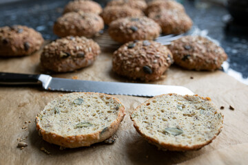 homemade glutenfreie Brötchen, mit Kürbiskernen, Leinsamen, Mohn, Sonnenblumenkerne, Käse und Sesam