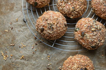 homemade glutenfreie Brötchen, mit Kürbiskernen, Leinsamen, Mohn, Sonnenblumenkerne, Käse und Sesam