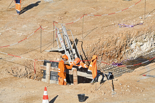ouvriers sur un chantier de construction de b&acirc;timent