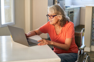 Glückliche Seniorin beim Videochat am Laptop Computer