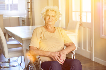 Alte Frau als Seniorin im Rollstuhl nach Schlaganfall